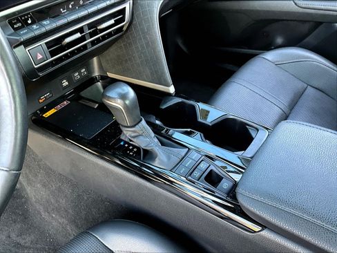 Used 2025 Toyota Camry XLE FWD image 18