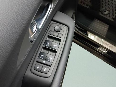 Used 2025 Chrysler Pacifica Select image 11
