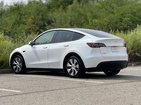 Used 2022 Tesla Model Y Long Range image 9