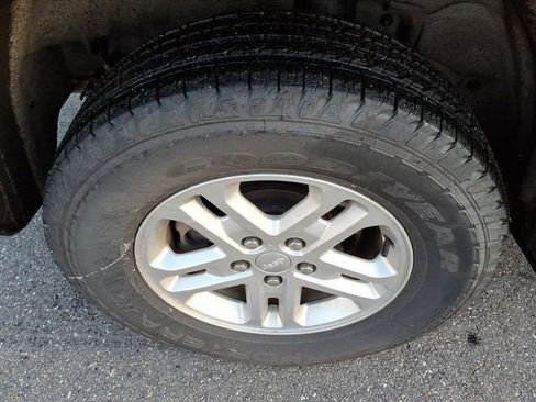 Used 2023 Jeep Grand Cherokee Laredo image 6