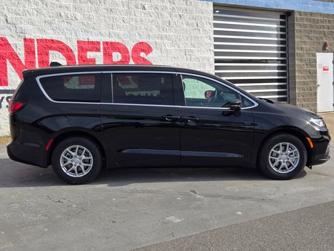 New 2026 Chrysler Pacifica Select image 8