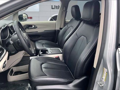 Used 2024 Chrysler Pacifica Select image 11