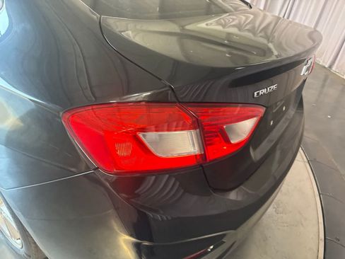 Used 2018 Chevrolet Cruze LT w/ Convenience Package FWD image 11