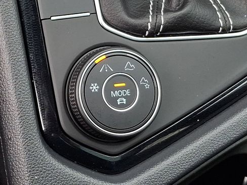 Certified 2025 Volkswagen Taos SE AWD/4WD image 25