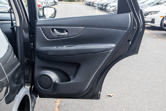 Used 2016 Nissan Rogue S AWD/4WD image 16