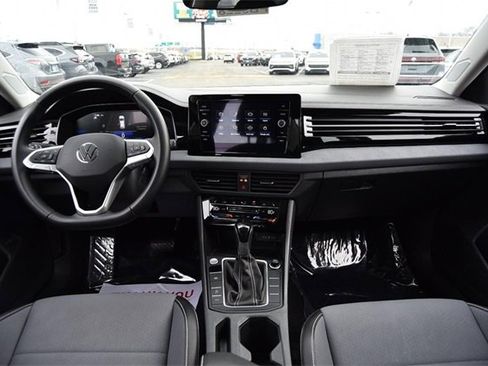 Certified 2025 Volkswagen Jetta SE w/ Sunroof Package image 7