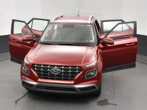Used 2025 Hyundai Venue Limited FWD image 10
