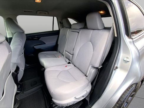 Used 2024 Toyota Highlander LE AWD/4WD image 21