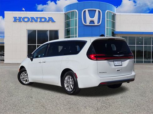 Used 2024 Chrysler Pacifica Touring-L image 5