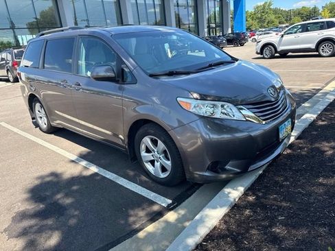 Used 2016 Toyota Sienna LE FWD image 2