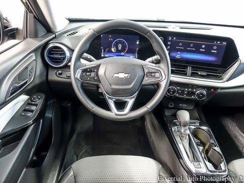 Used 2025 Chevrolet Trax LT w/ Driver Confidence Package image 12