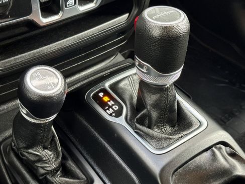 Used 2021 Jeep Gladiator Willys image 28