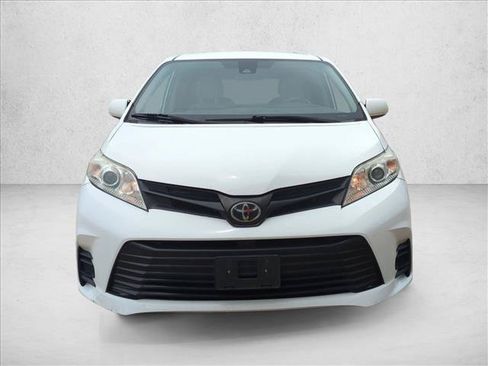 Used 2019 Toyota Sienna L FWD image 2