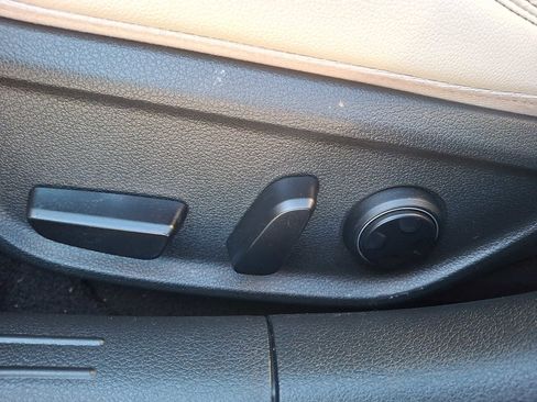 Used 2023 Genesis G70 2.0T image 12