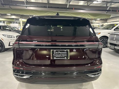 Used 2025 Lincoln Nautilus Reserve image 3