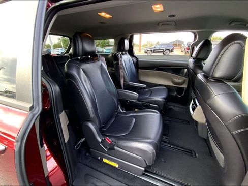 Used 2025 Kia Carnival FWD image 20