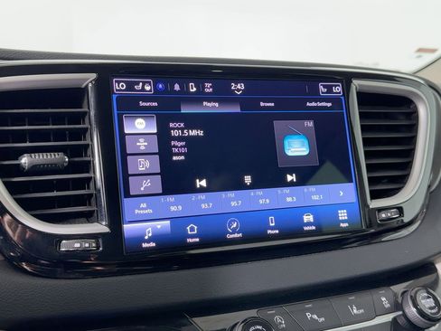 Used 2023 Chrysler Pacifica Touring-L image 21