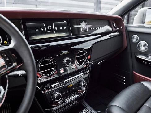 Used 2024 Rolls-Royce Phantom Sedan RWD image 81
