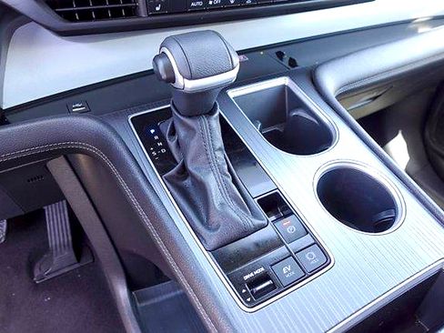 Certified 2025 Toyota Sienna XLE FWD image 17