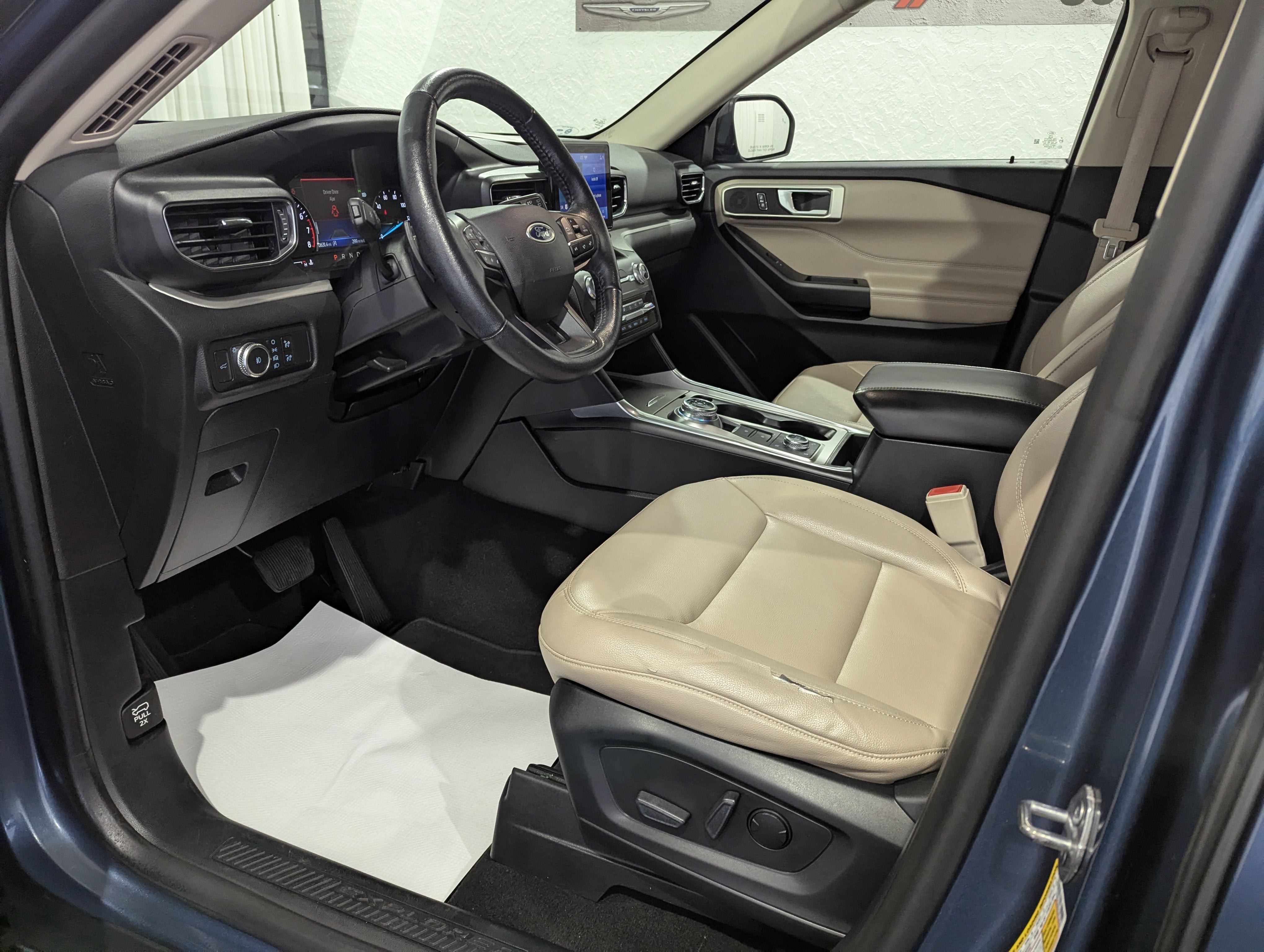 Used 2020 Ford Explorer XLT w/ Equipment Group 202A AWD/4WD image 17