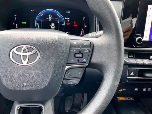 Used 2025 Toyota Camry LE w/ Convenience Package image 24