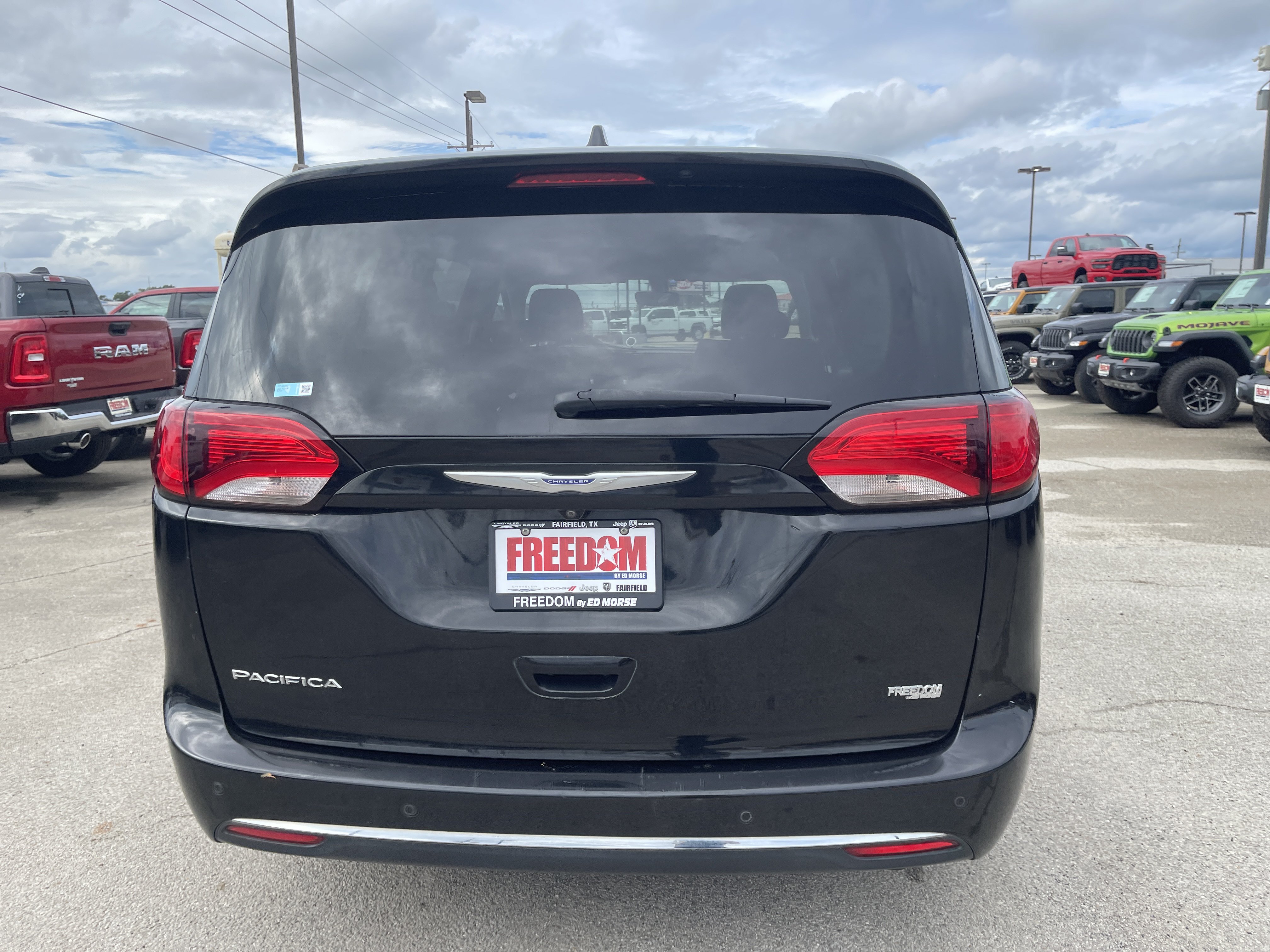 Used 2020 Chrysler Pacifica Touring-L w/ Tire & Wheel Group FWD image 5