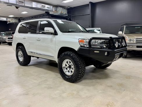 Used 2017 Toyota Land Cruiser image 29