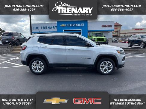 Used 2024 Jeep Compass Latitude image 1