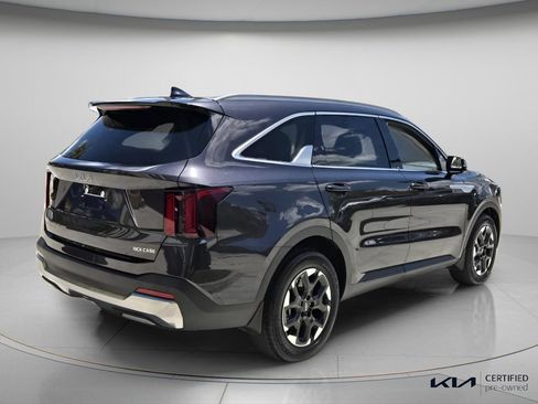 Certified 2025 Kia Sorento S w/ Panoramic Sunroof Package FWD image 7