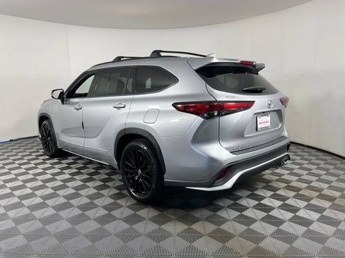Used 2023 Toyota Highlander XSE FWD image 17