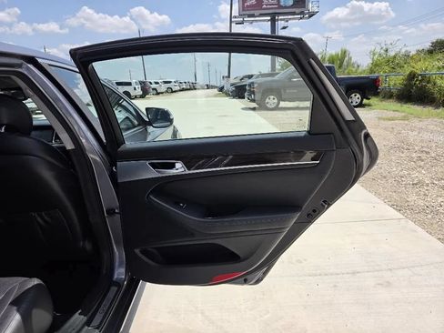 Used 2016 Hyundai Genesis 3.8 RWD image 18