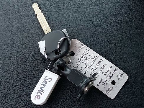 Used 2020 Toyota Tacoma SR5 RWD image 13