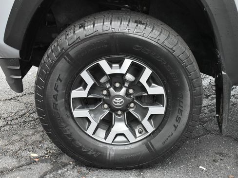 Used 2020 Toyota Tacoma TRD Off-Road AWD/4WD image 11