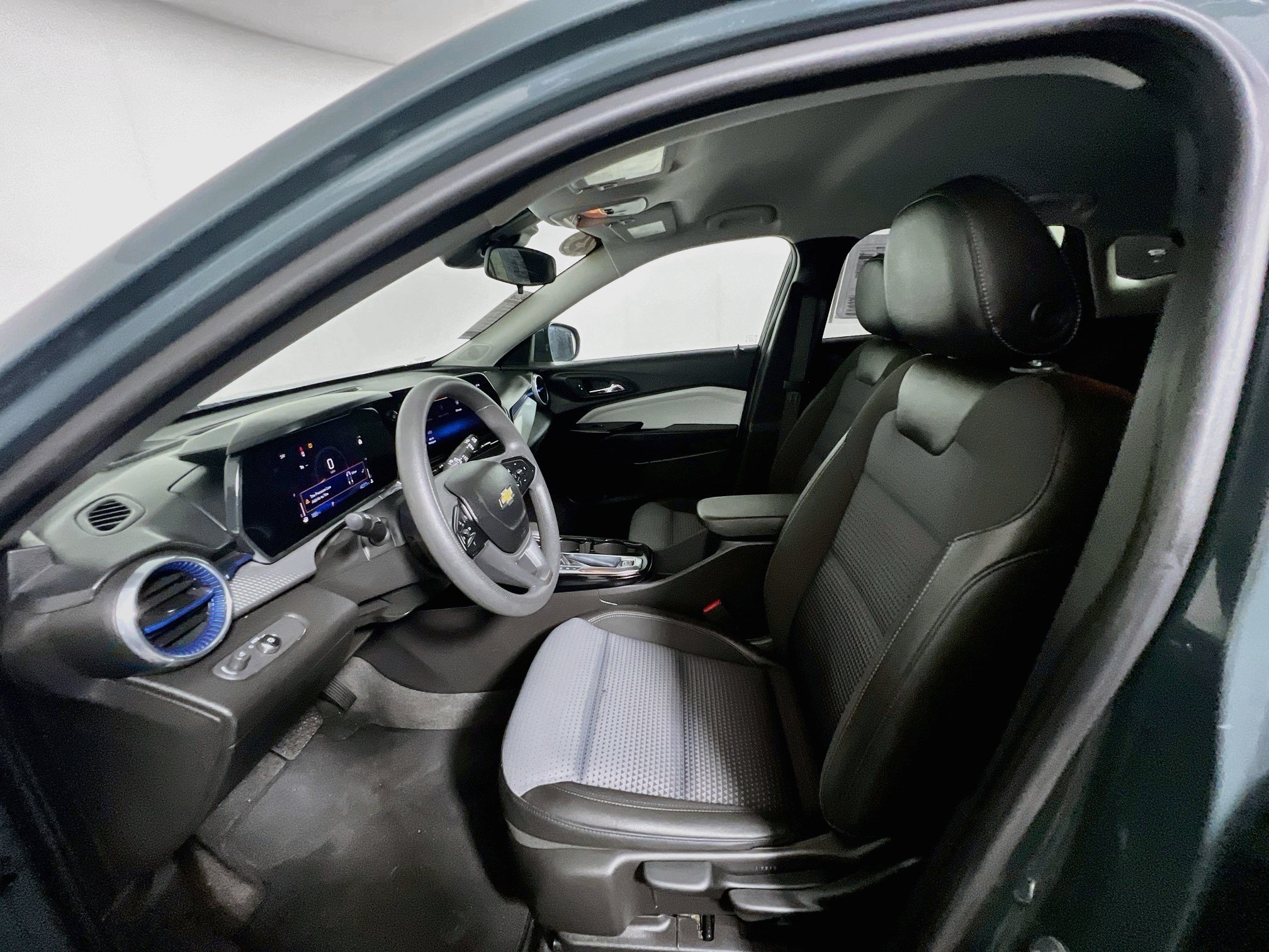 Used 2025 Chevrolet Trax LT FWD image 14