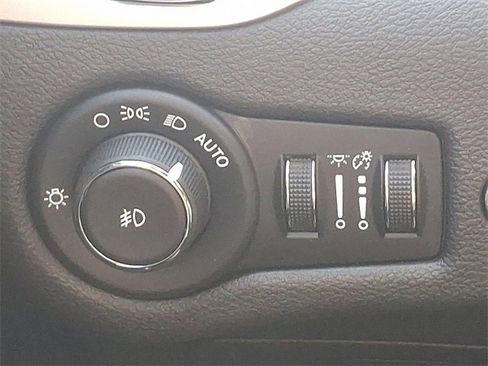 Used 2017 Jeep Cherokee Overland w/ Technology Group image 30