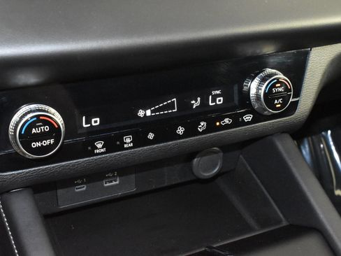 Used 2024 Mitsubishi Outlander ES image 28