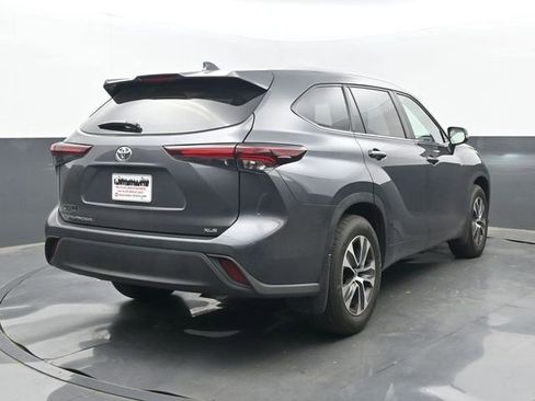 Used 2025 Toyota Highlander XLE image 6