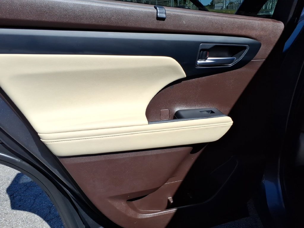 Used 2020 Toyota Highlander XLE FWD image 21