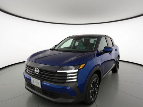 Used 2025 Nissan Kicks SV image 3