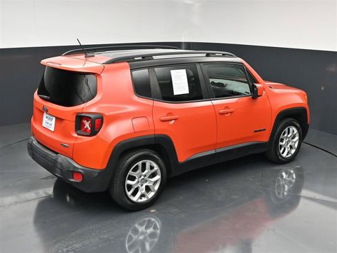 Used 2016 Jeep Renegade Latitude FWD image 24