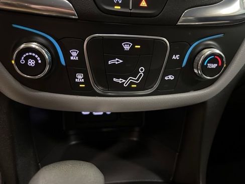 Used 2023 Chevrolet Equinox LS image 32