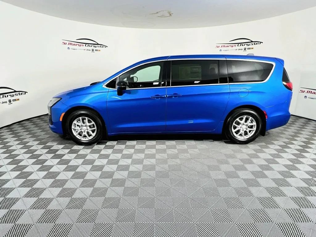 New 2027 Chrysler Pacifica Select FWD image 5