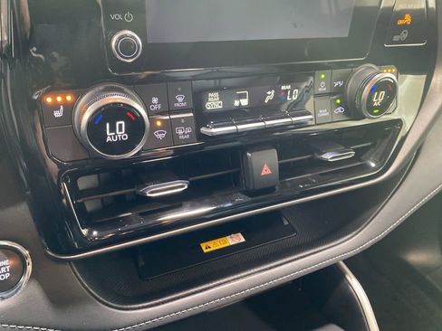 Used 2023 Toyota Highlander XLE AWD/4WD image 37
