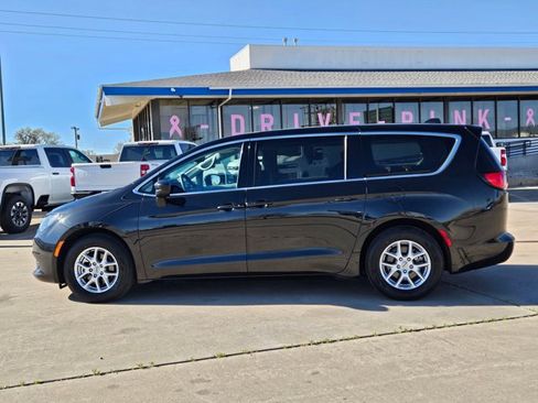 Used 2023 Chrysler Voyager LX image 9