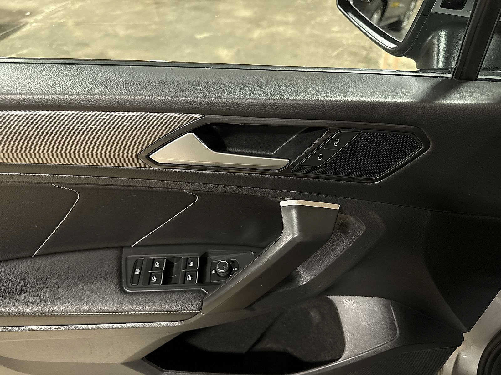 Used 2023 Volkswagen Tiguan SE w/ Panoramic Sunroof Package FWD image 22