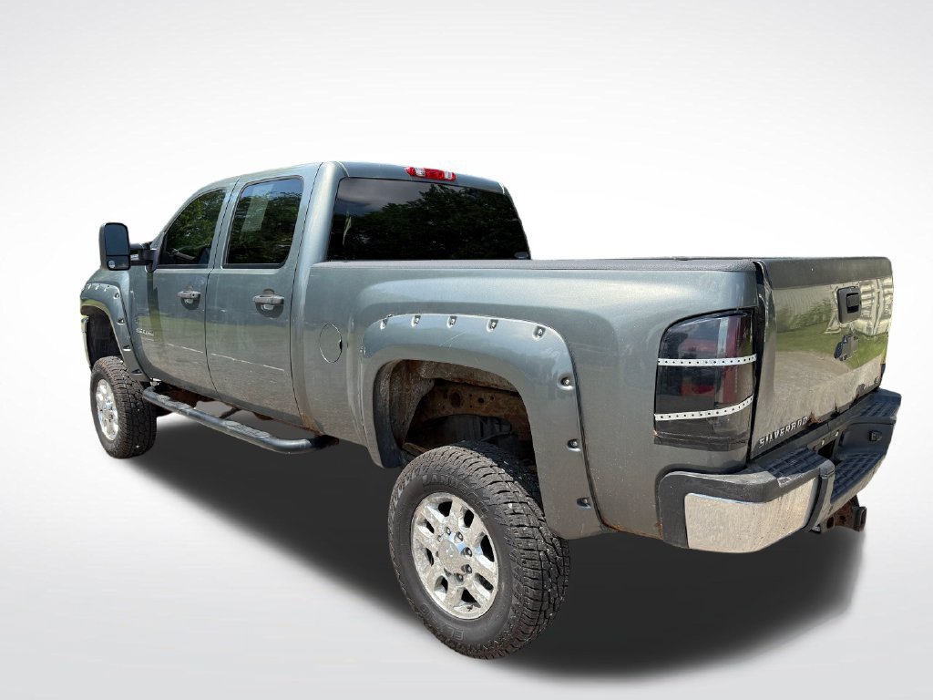 Used 2011 Chevrolet Silverado 2500 LT w/ Interior Plus Package AWD/4WD image 4