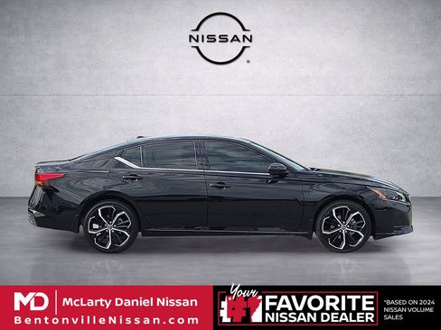 Used 2025 Nissan Altima 2.5 SR w/ SR Premium Package FWD image 6