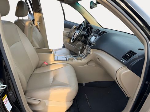 Used 2013 Toyota Highlander SE FWD image 13