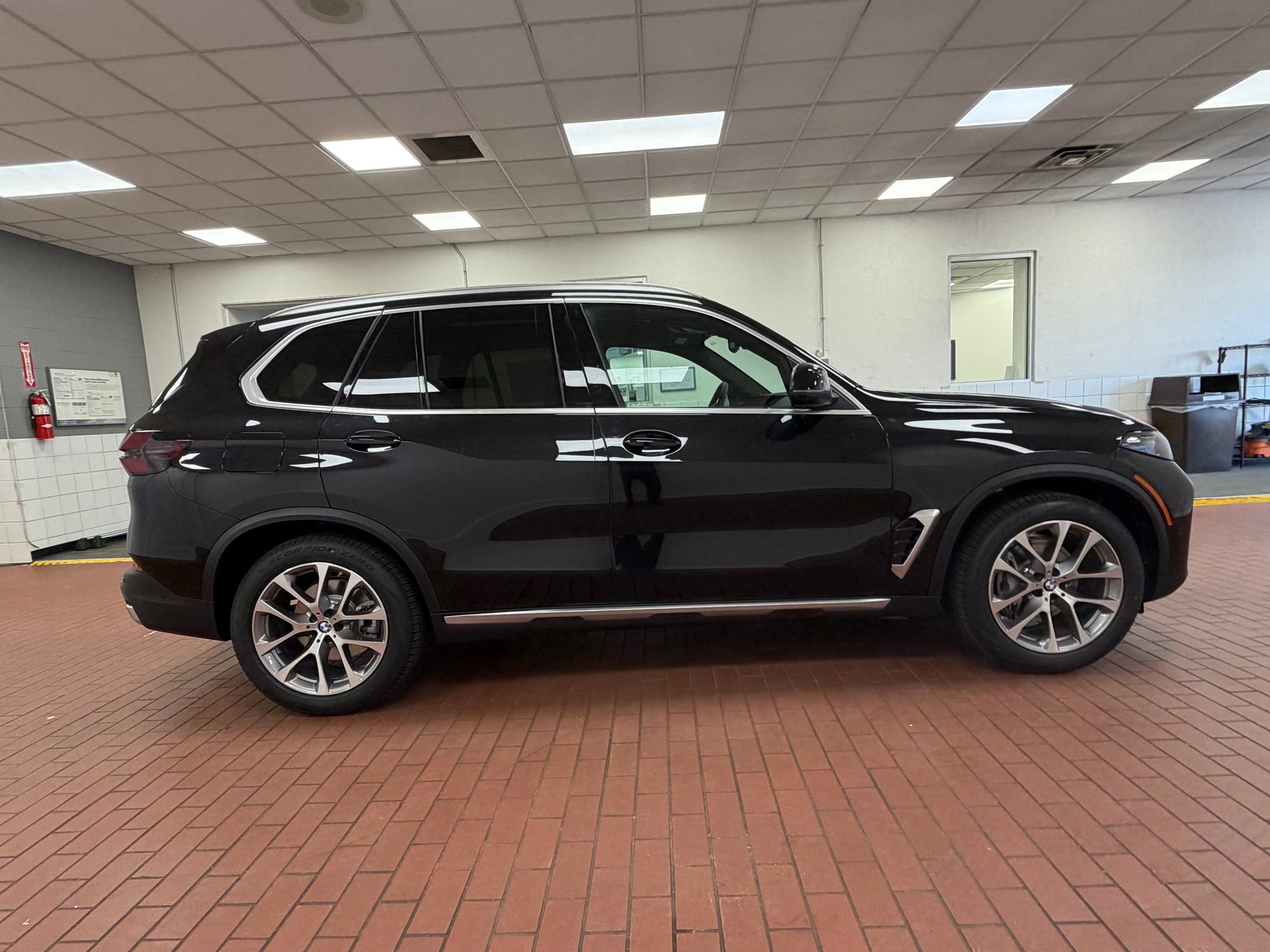 Used 2026 BMW X5 xDrive40i w/ Parking Assistance Package AWD/4WD image 7