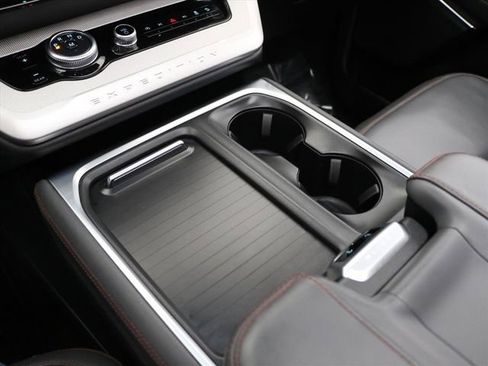 Used 2025 Ford Expedition Active image 23